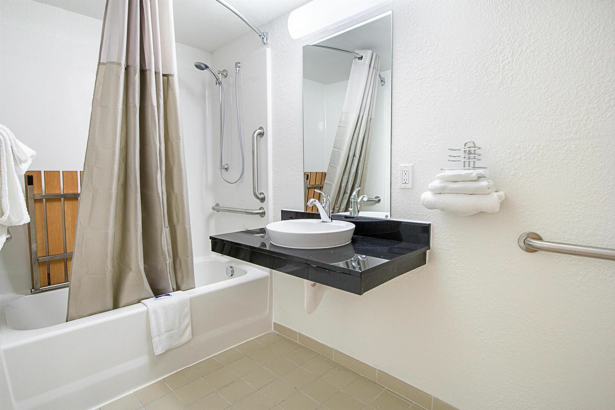 Red Roof Inn Plus+ Columbus - Worthington Bagian luar foto